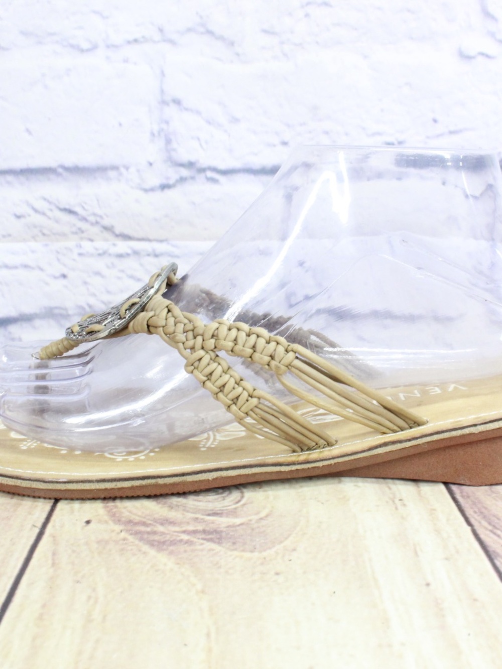 Venus Brown Leather Medallion Slip on Thong Flats Sandals Size 8.5 M